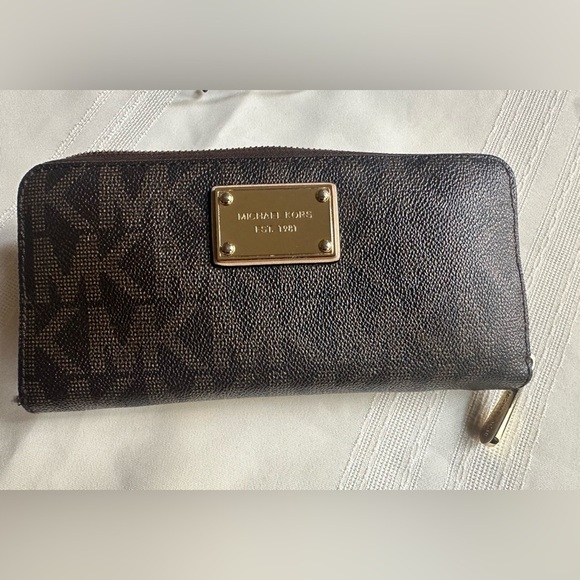 Michael Kors Chocolate Brown Wallet with Gold Plate - Picture 10 of 11